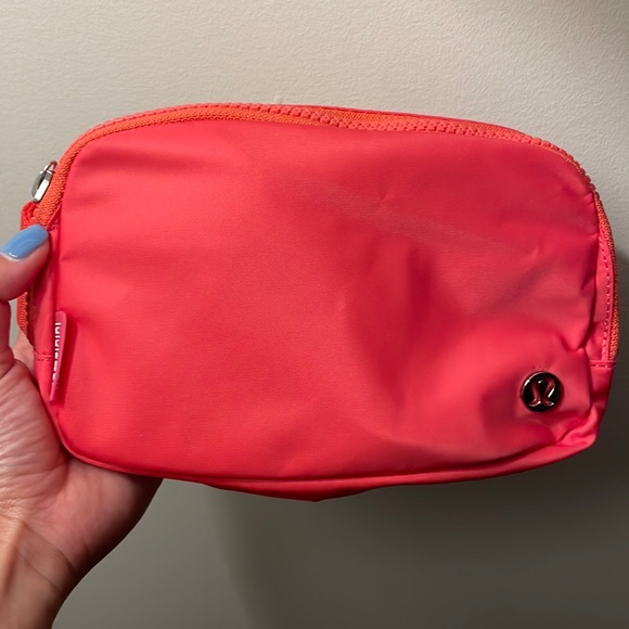 NWT Everywhere Belt Bag in Pale Raspberry [lululemon athletica] - Picture 2 of 3